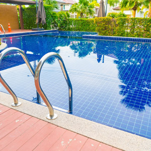 خدمة تنظيف مسابح